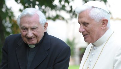 XVI. Benedek nyugalmazott pápa interneten kísérte figyelemmel bátyja temetését