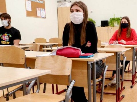 Egymás után zárnak be a magyar iskolák a fertőzések miatt