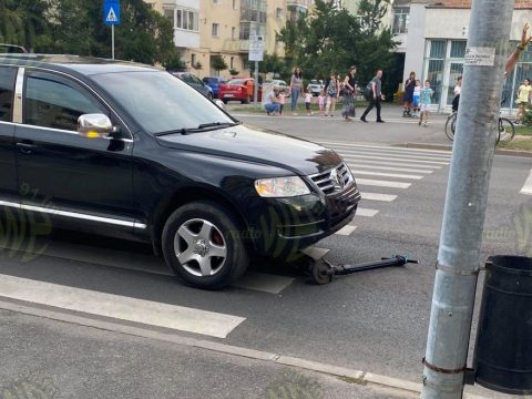 Elektromos rollerrel közlekedő fiatalt ütöttek el az átjárón