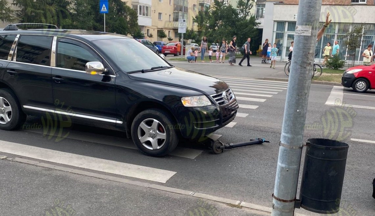 Elektromos rollerrel közlekedő fiatalt ütöttek el az átjárón