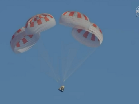 Történelmi küldetése után visszatért a Földre a SpaceX űrkapszulája