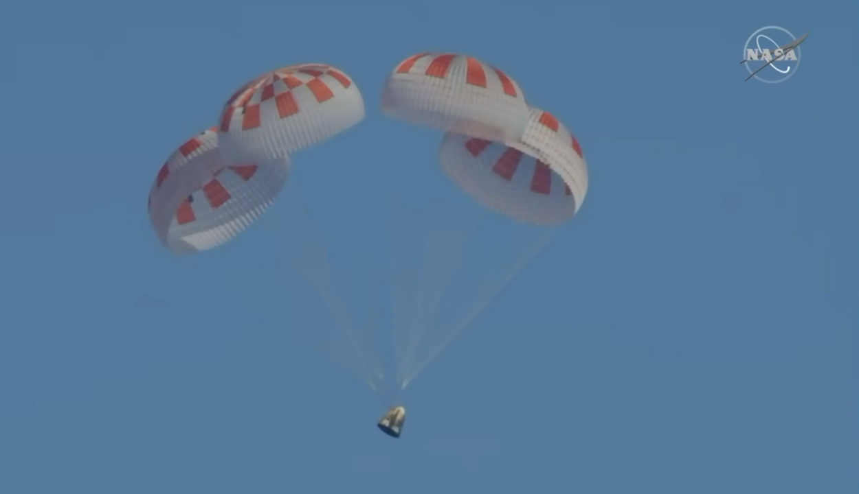 Történelmi küldetése után visszatért a Földre a SpaceX űrkapszulája