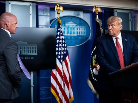 Lövések a Fehér Háznál, Trump rövid időre kisietett a sajtótájékoztatóról