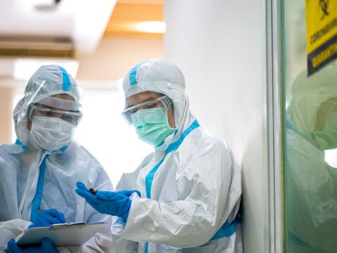 Újabb 54 fertőzött halálát okozta a koronavírus Romániában