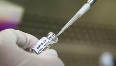 Körülbelül 10 ezer dózis COVID-19 elleni vakcina érkezhet Romániába karácsony és szilveszter között