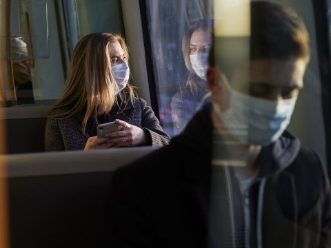 A távolságtartás majdnem felére csökkenthette a járvány terjedését