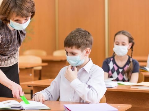 Cîmpeanu: kapnak védőmaszkokat az iskolába visszatérő tanulók
