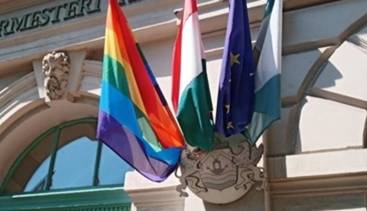 Novák Előd elszaladt a rendőrök elől a szivárványos zászlóval