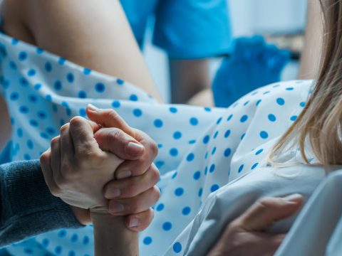 Megkétszereződött két év alatt Romániában a szüléssel kapcsolatos anyai halálozás aránya