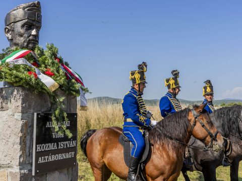 Szoboravatás Torján