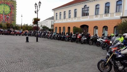 Motorral az istentiszteletre