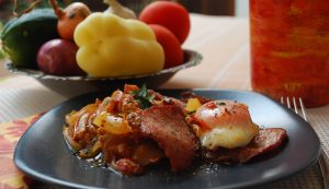 A shakshuka (izraeli lecsó) elmaradhatatlan összetevője a tükörtojás