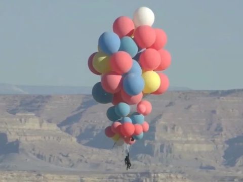 7500 méter magasra repült fel léggömbökbe kapaszkodva a híres illuzionista