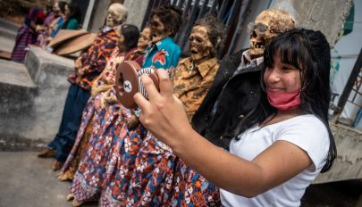 Morbid rituálé egy indonéz szigeten: kiássák a halottakat, átöltöztetik és cigarettáznak velük
