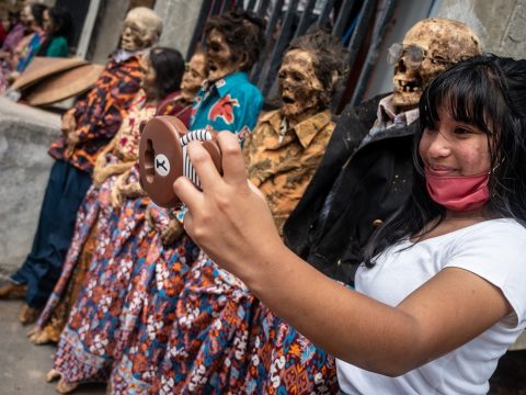 Morbid rituálé egy indonéz szigeten: kiássák a halottakat, átöltöztetik és cigarettáznak velük