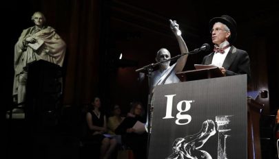 Héliumos aligátorért és szemöldökalapú nárcizmuskutatásért is adtak idén anti-Nobel-díjat