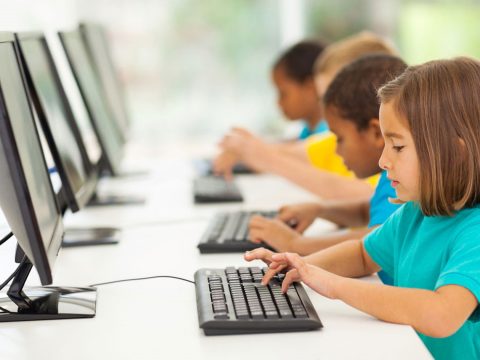Több mint háromezer iskolát csatlakoztat az internethez a kormány