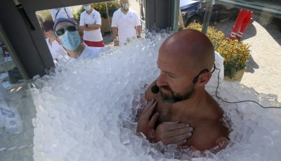 Több mint két és fél órát töltött jégbe zárva egy osztrák extrémsportoló