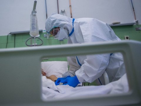 Meghalt egy koronavírusos beteg Medgyesen – nem volt hely az intenzív osztályon