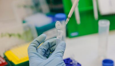Egészségügyi minisztérium: még nem igazolták Romániában a koronavírus új mutációját