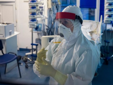 3826 új koronavírusos megbetegedést jelentettek 9785 teszt feldolgozása nyomán