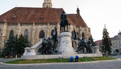 Az ügyészség szerint nem bűncselekmény, hogy sértő feliratot helyeztek el a Mátyás-szoborcsoport elé