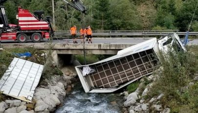 Vezetés közben tüsszentett, patakba borult egy romániai sofőr Ausztriában