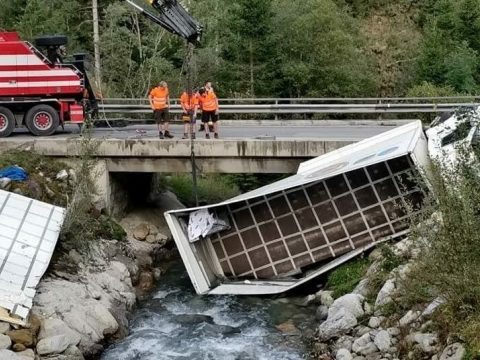 Vezetés közben tüsszentett, patakba borult egy romániai sofőr Ausztriában