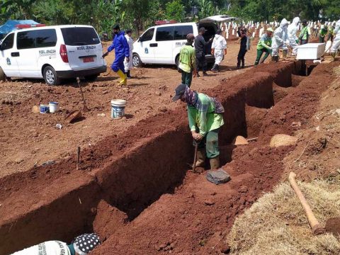 A maszkviselést megtagadókkal ásatják a koronavírus miatt elhunytak sírjait Indonéziában
