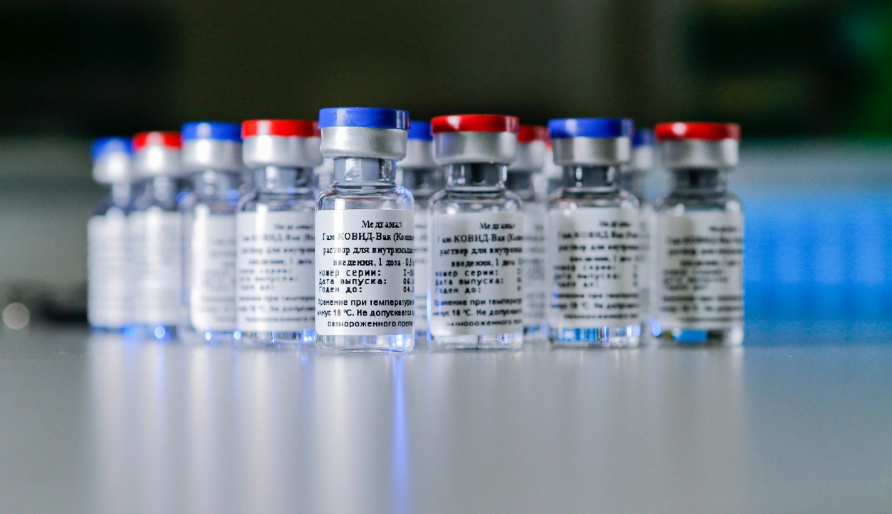 Európai Bizottság: az uniós gyógyszerügynökség tárgyalásokat folytat az orosz vakcina gyártójával