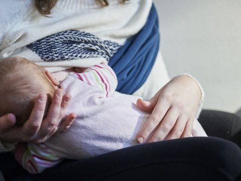 Legalizálták a nyilvános szoptatást Romániában