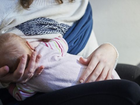 Megtalálhatták a titkos összetevőt az anyatejben