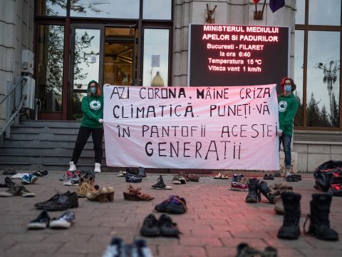 Környezetvédelmi aktivisták elbarikádozták péntek reggel a környezetvédelmi minisztérium bejáratát