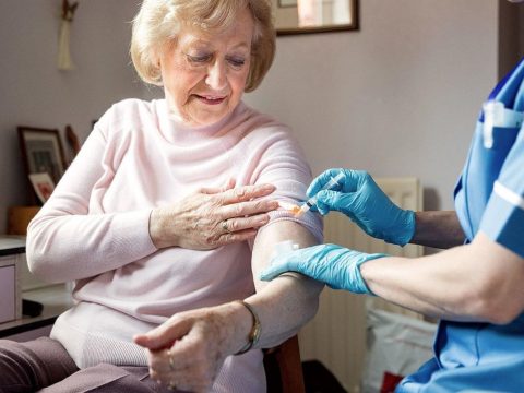 Alacsony az influenza ellen beoltott idősek aránya Romániában