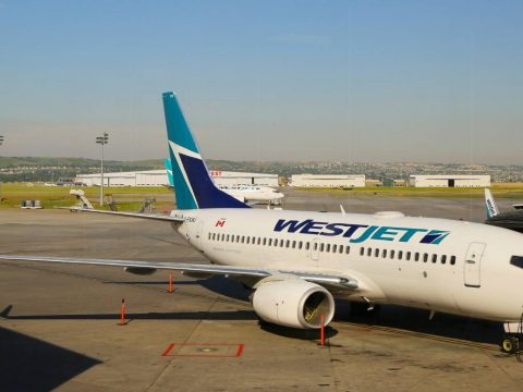 Töröltek egy kanadai járatot, mert egy 19 hónapos gyereken nem volt maszk