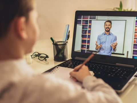 A téli vakációig továbbra is online zajlik az oktatás