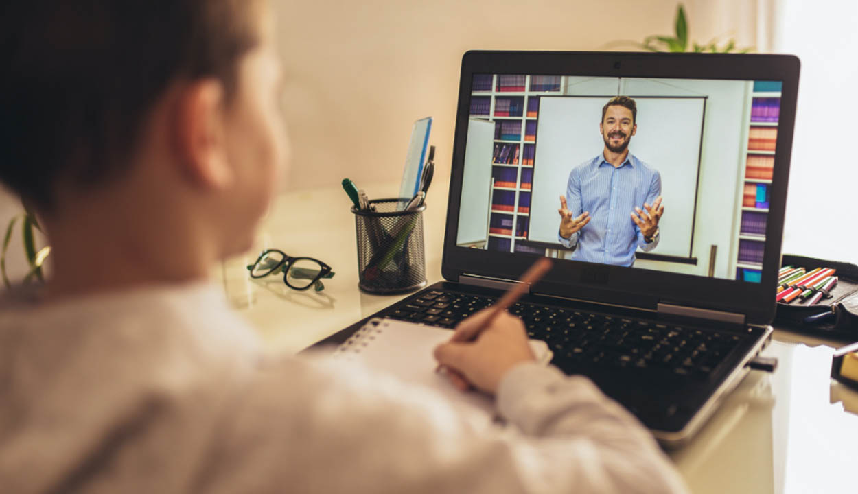 A téli vakációig továbbra is online zajlik az oktatás