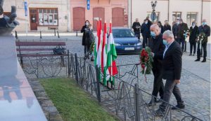 Bokor Tibor polgármester és Derzsi Gyula leköszönt alpolgármester koszorúz a Hősök Emlékművénél Fotó: Tofán Levente 