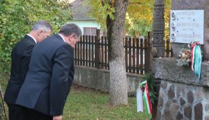 Főhajtás a Baróti Szabó Dávid Líceum és a Gaál Mózes Iskola közös udvarán található emlékmű előtt