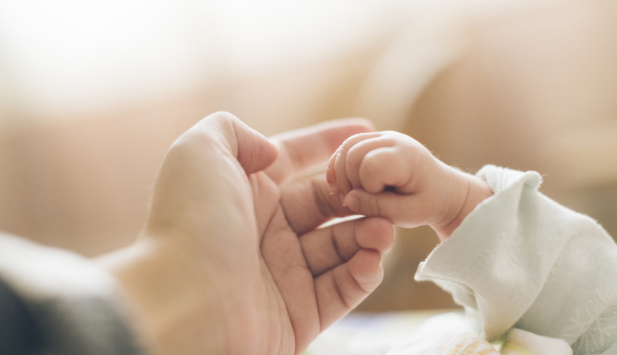 Egy 4 hónapos csecsemő is életét vesztette a koronavírus miatt