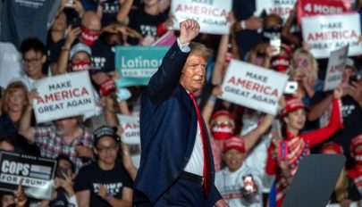 Trump újabb vírustesztje negatív, az elnök Floridában kampányol