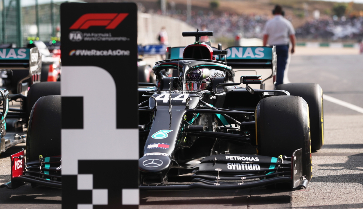 Forma-1: Hamilton minden idők legeredményesebb pilótájává vált