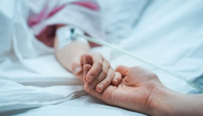 Javul az állapota az ötéves kislánynak, akin súlyos májelégtelenség miatt szervátültetést végeztek