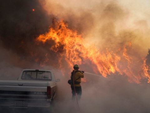 Kalifornia déli vidékein több tízezer embernek kellett elhagynia az otthonát a tűzvészek miatt