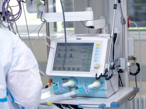 Lélegeztetőgépeket és oxigénkoncentrátorokat utalnak ki a kórházaknak az Unifarm tartalékából