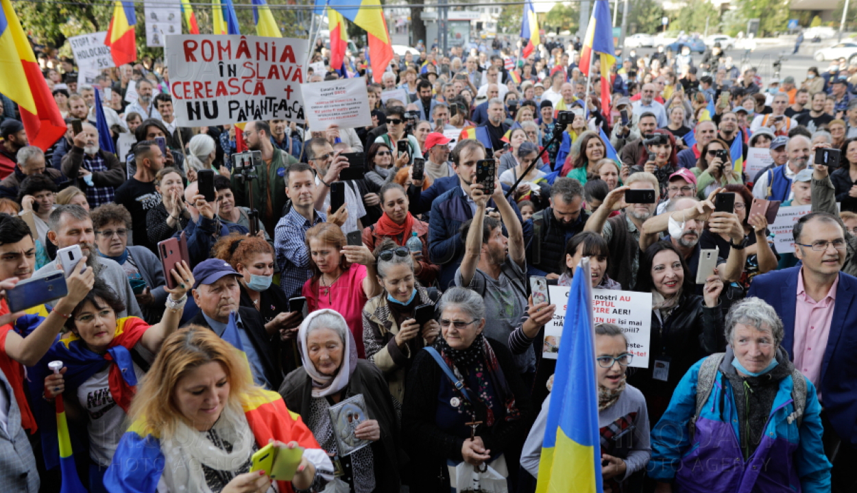 A kötelező maszkviselés ellen tüntettek a fővárosban