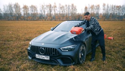 Elégedetlen volt a gyártó hozzáállásával, felgyújtotta 150 ezer eurós Mercedesét