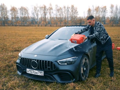 Elégedetlen volt a gyártó hozzáállásával, felgyújtotta 150 ezer eurós Mercedesét