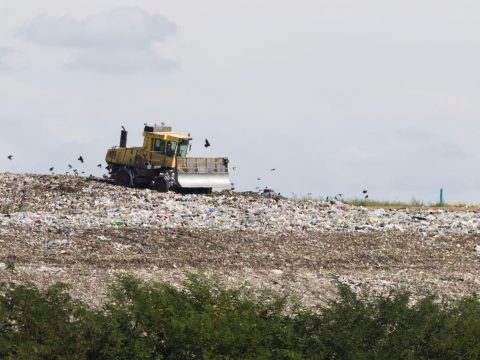 Az EB felszólította Romániát, hogy két hónap alatt zárja be 15 illegális hulladéklerakóját