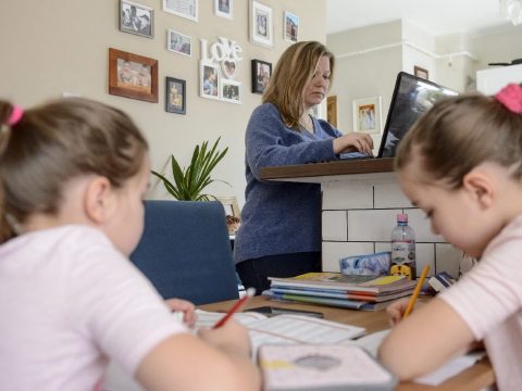 Továbbra is megkapja az egyik szülő fizetése 75 százalékát, ha gyereke online oktatásra kényszerül